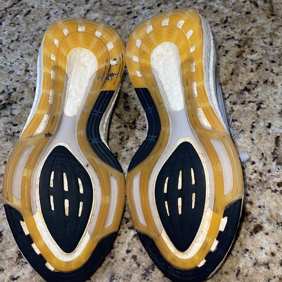 Adidas UltraBoost 22 - Picture 5 of 9